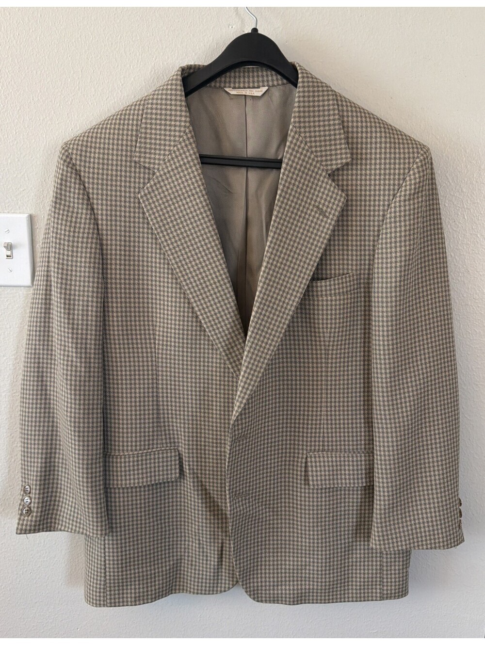 John Clarendon Biege And Tan Houndstooth Pattern Sports Blazer made In USA 43R